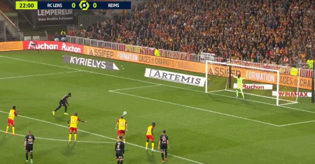 法甲赛报：巴洛贡破门 福法纳倒地射门 10人朗斯2-1逆转兰斯