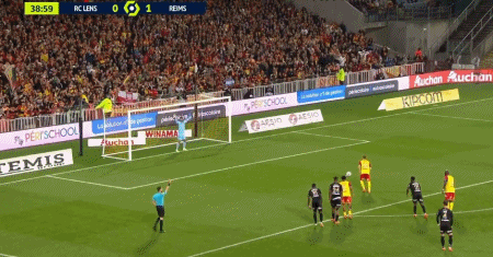 法甲赛报：巴洛贡破门 福法纳倒地射门 10人朗斯2-1逆转兰斯