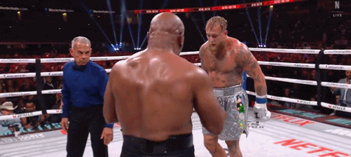 嘴炮→respect!比赛快要结束时,杰克-保罗向泰森鞠躬